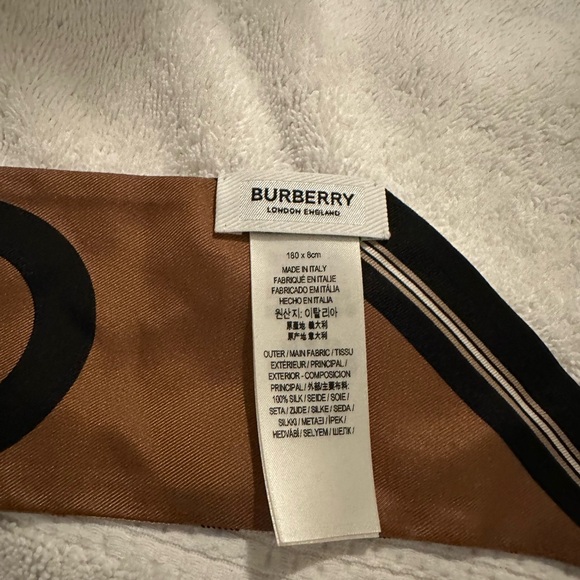 NWT Burberry scarf signature print - Picture 6 of 7